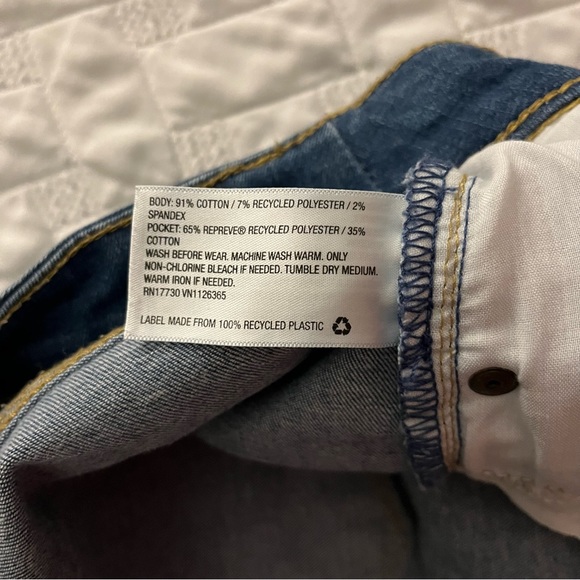 Universal Thread Women’s Plus Size Denim Shorts 18W - Picture 4 of 4